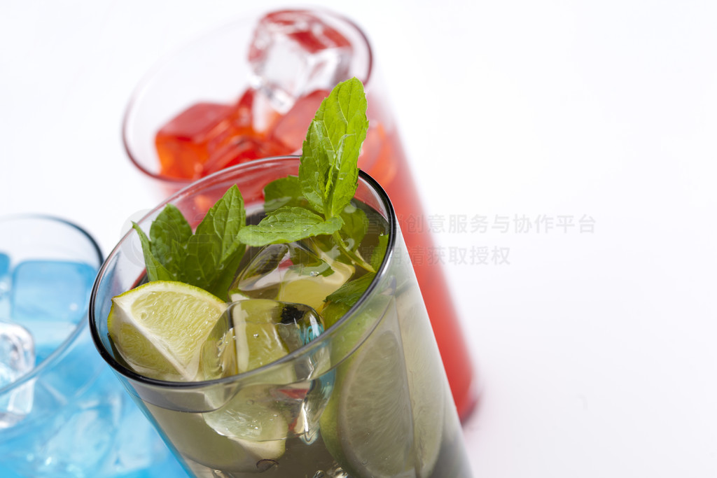 白泉映异彩 异域风味酒饮的纯粹美学