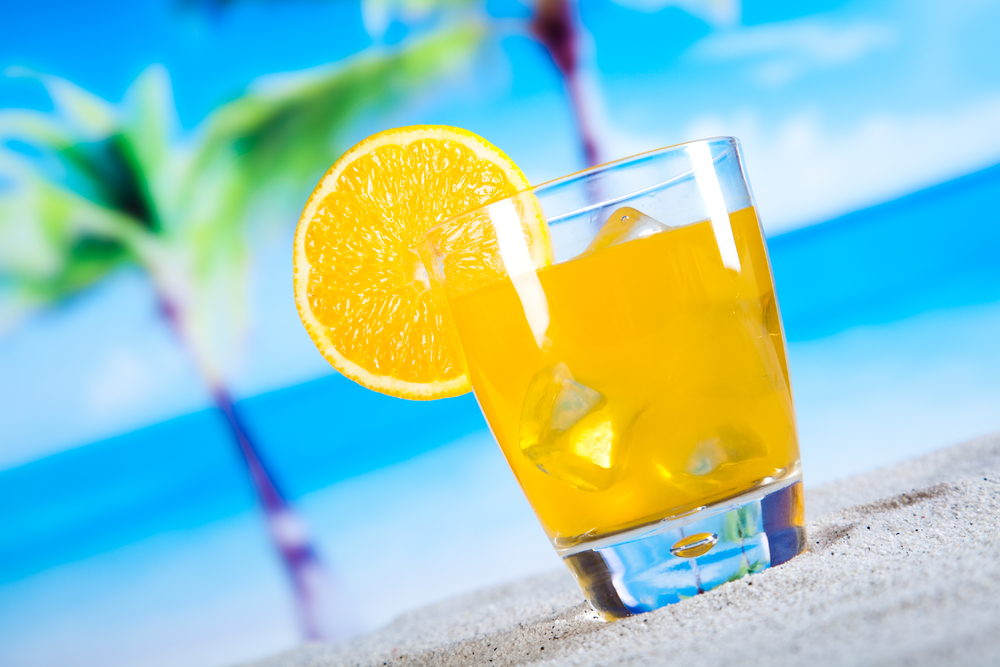 琼浆映海色 酒精饮料与海滩风光的天然色调交响曲